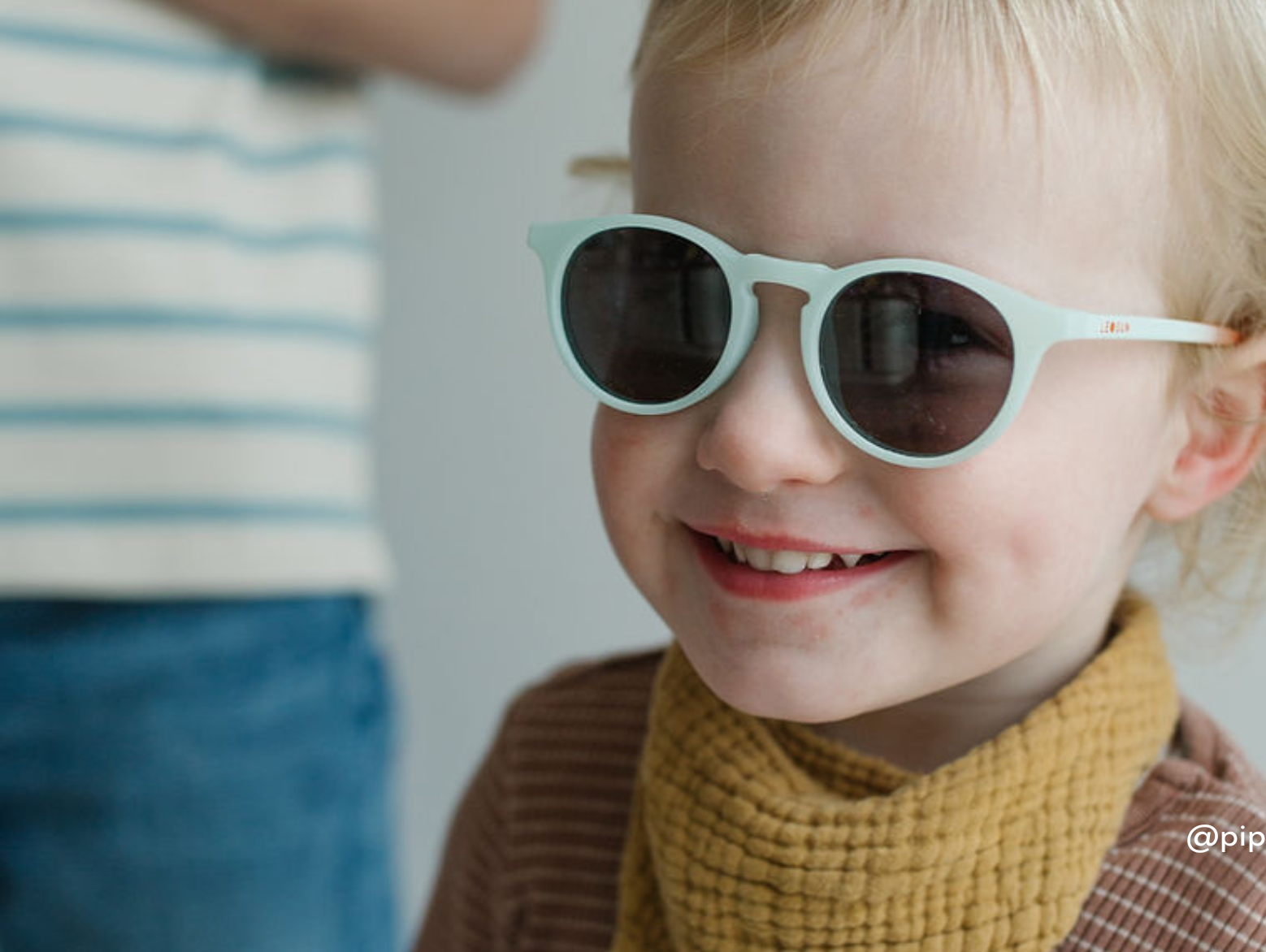 Szőke kisfiú kék napszemüvegben - pippadu.hu