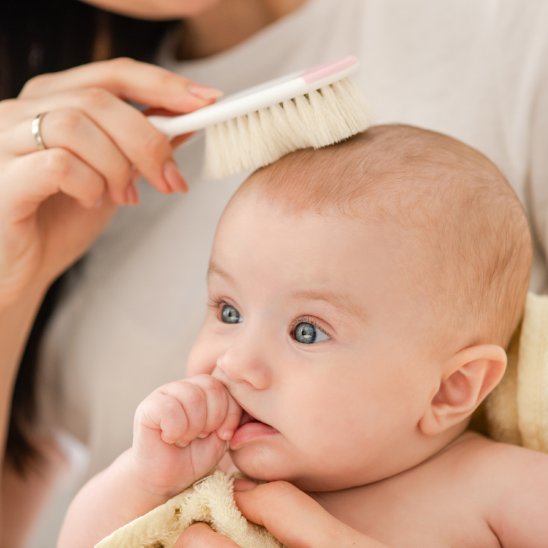 Baba koszmó kezelése kíméletesen olajjal és puha kefével
