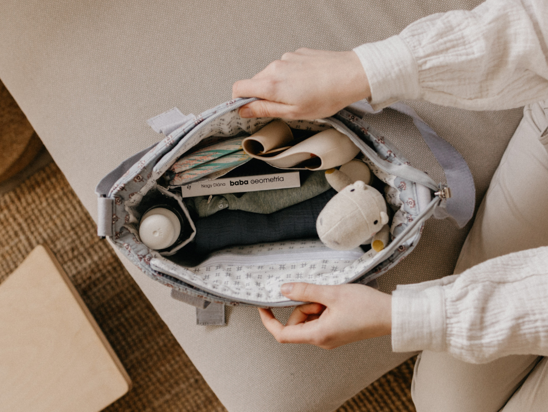 pelenkázó táska tartalma