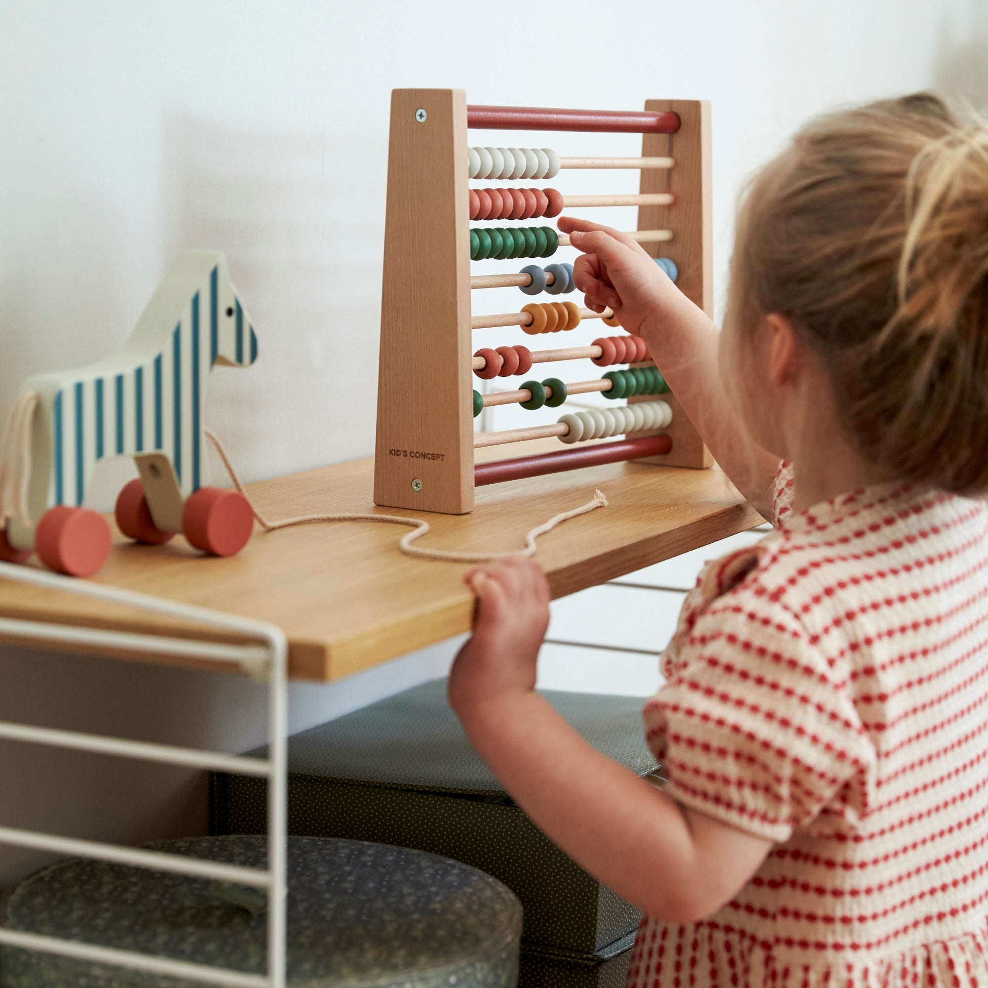 Fa abakusszal játszó kislány - pippadu - Kids Concept