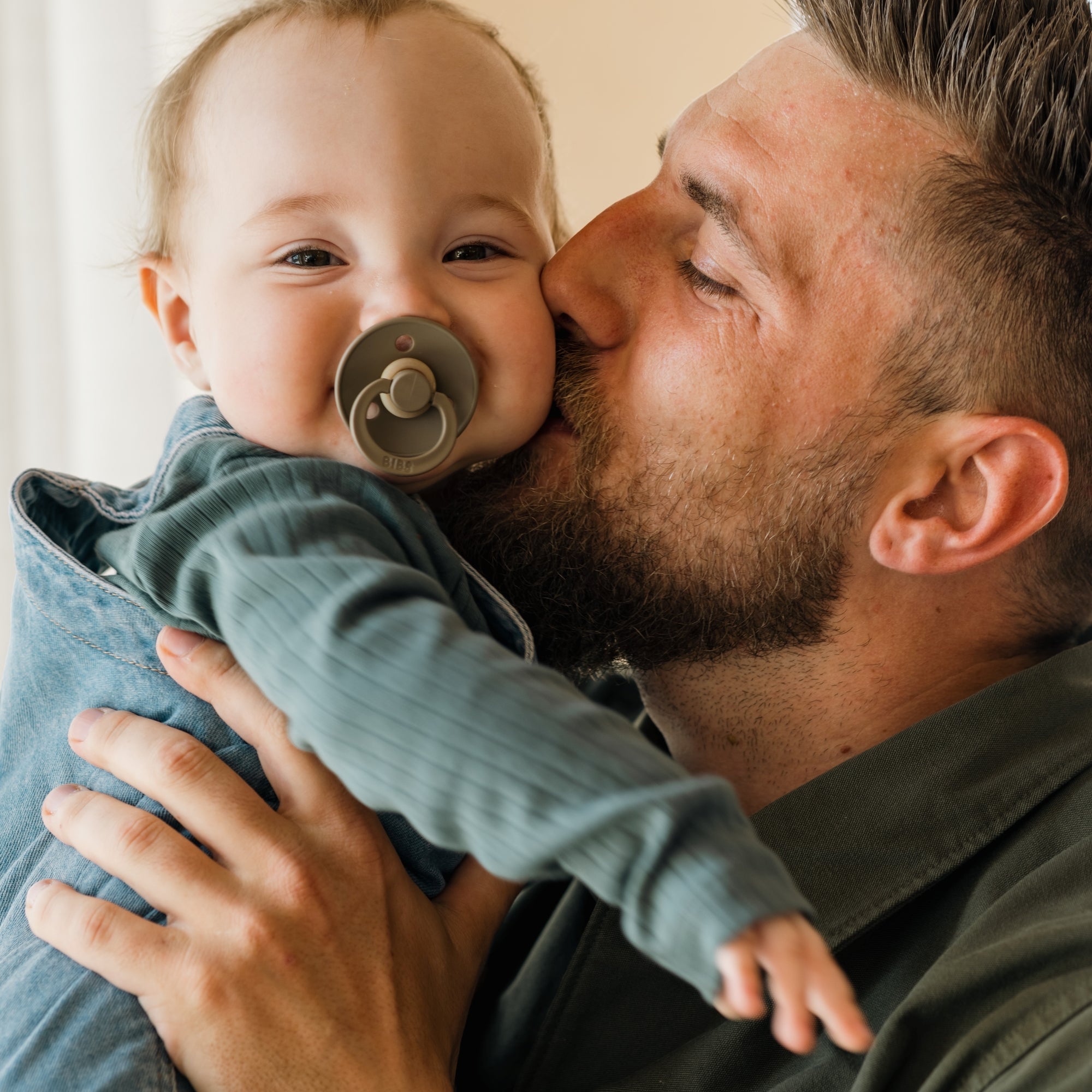 Apa-fia fotó - kisbaba fotózás - BIBS Colour cumi fenyőzöld színben - pippadu