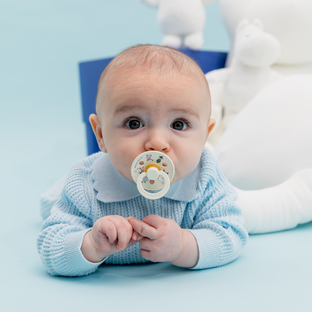 Kisbaba BIBS Mumin cumival, a krémfehér cumi a Jóbarátok fantázianevet kapta