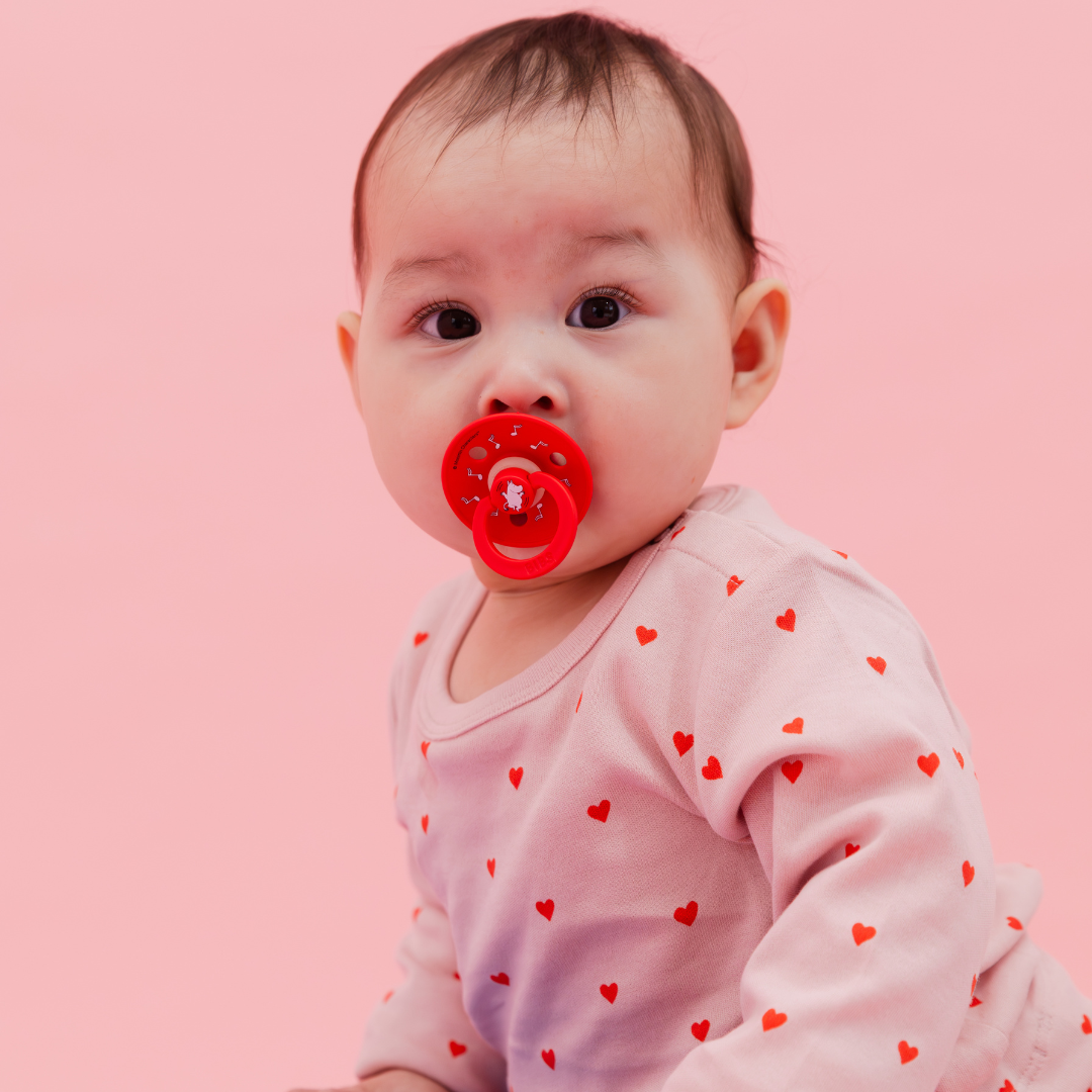 Kisbaba BIBSXMumin cumival pirospiros szín, hangjegy minták, cseresznye cumi