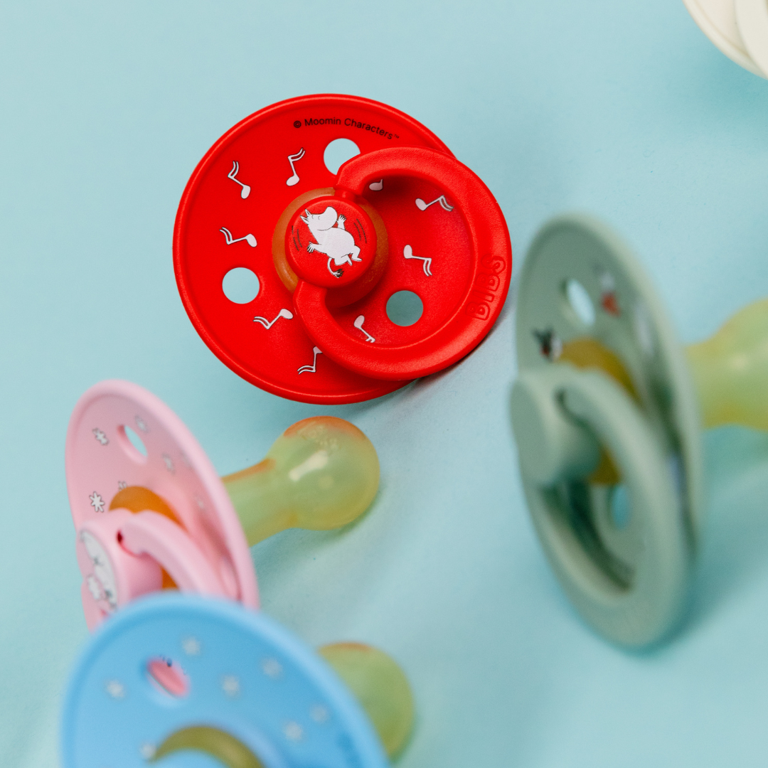 BIBS x Mumin cumik - minőség és stílus találkozása, játékos minták, varázslatos színek natúr kaucsuk, csereznye formájú cumipajzsokon
