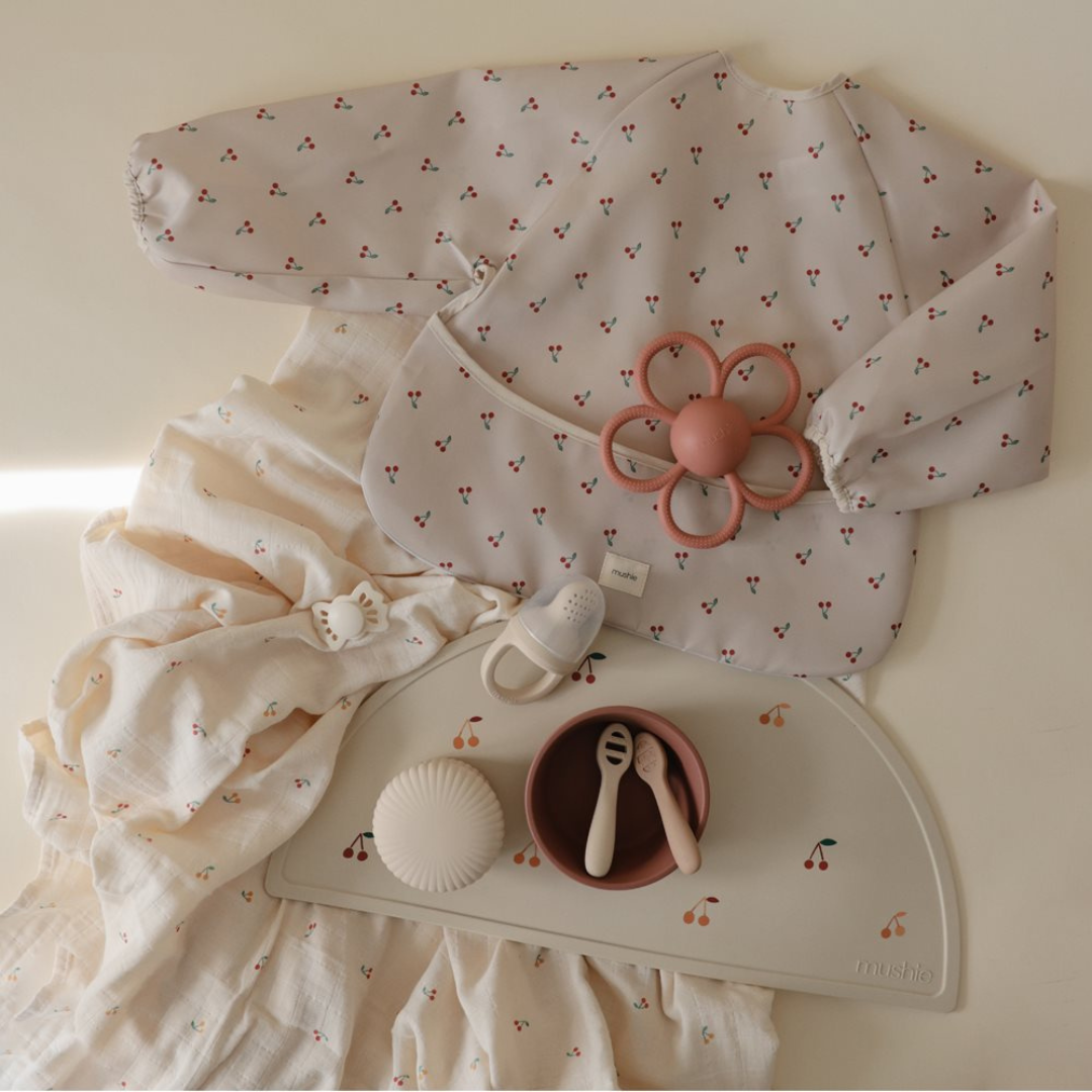 Belebújós előke - cseresznye mintával