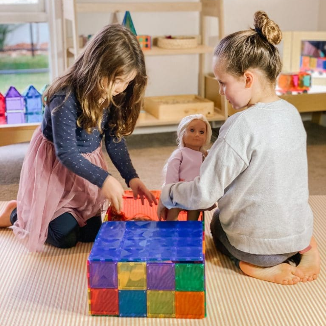 Két kislány szerepjátékot játszik: CONNETIX mágneses építőjáték segítségével házat építenek