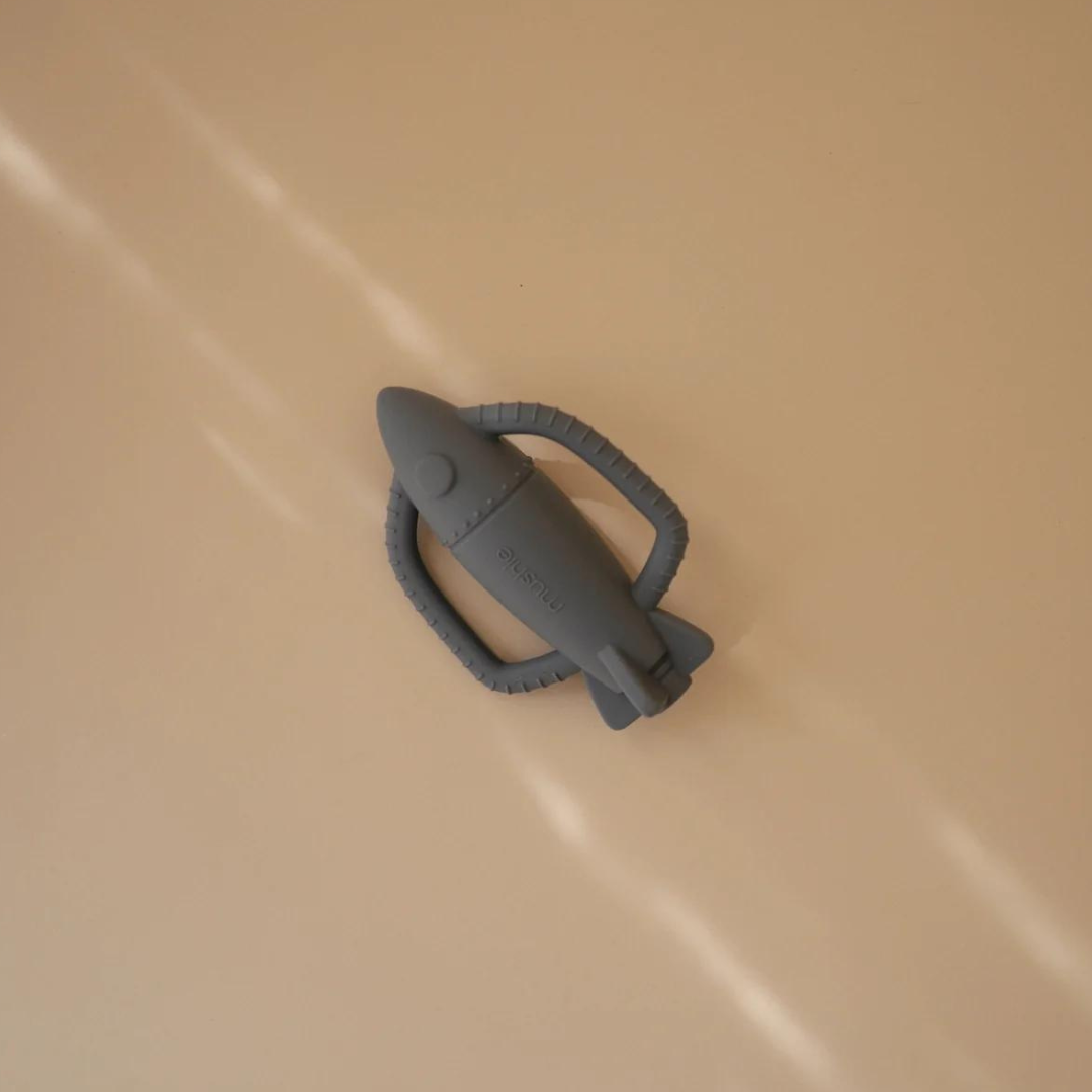 Mushie csörgő rágóka - rakéta (szellő)