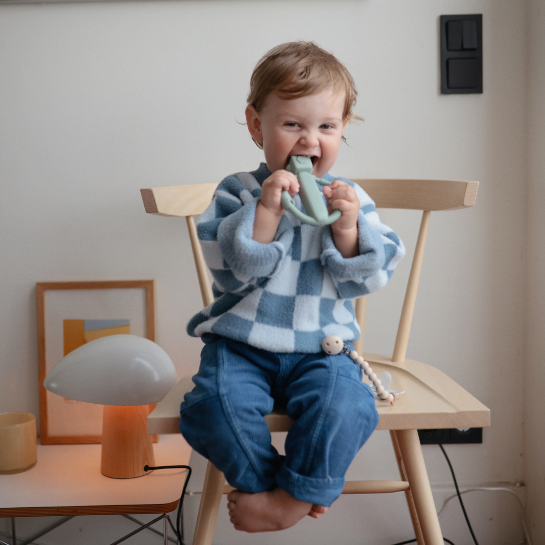 Mushie csörgő rágóka - robotka (halvány türkiz)