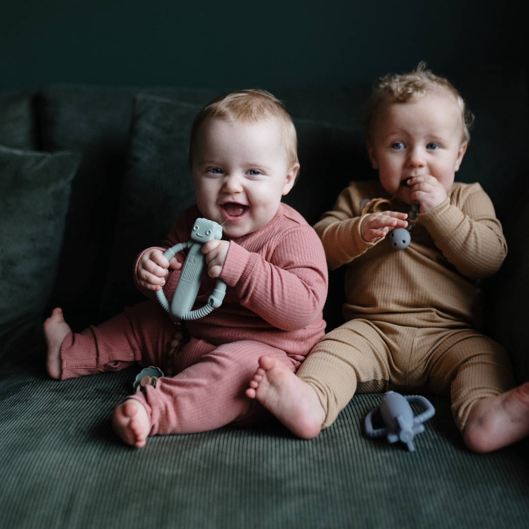 Mushie csörgő rágóka - robotka (halvány türkiz)