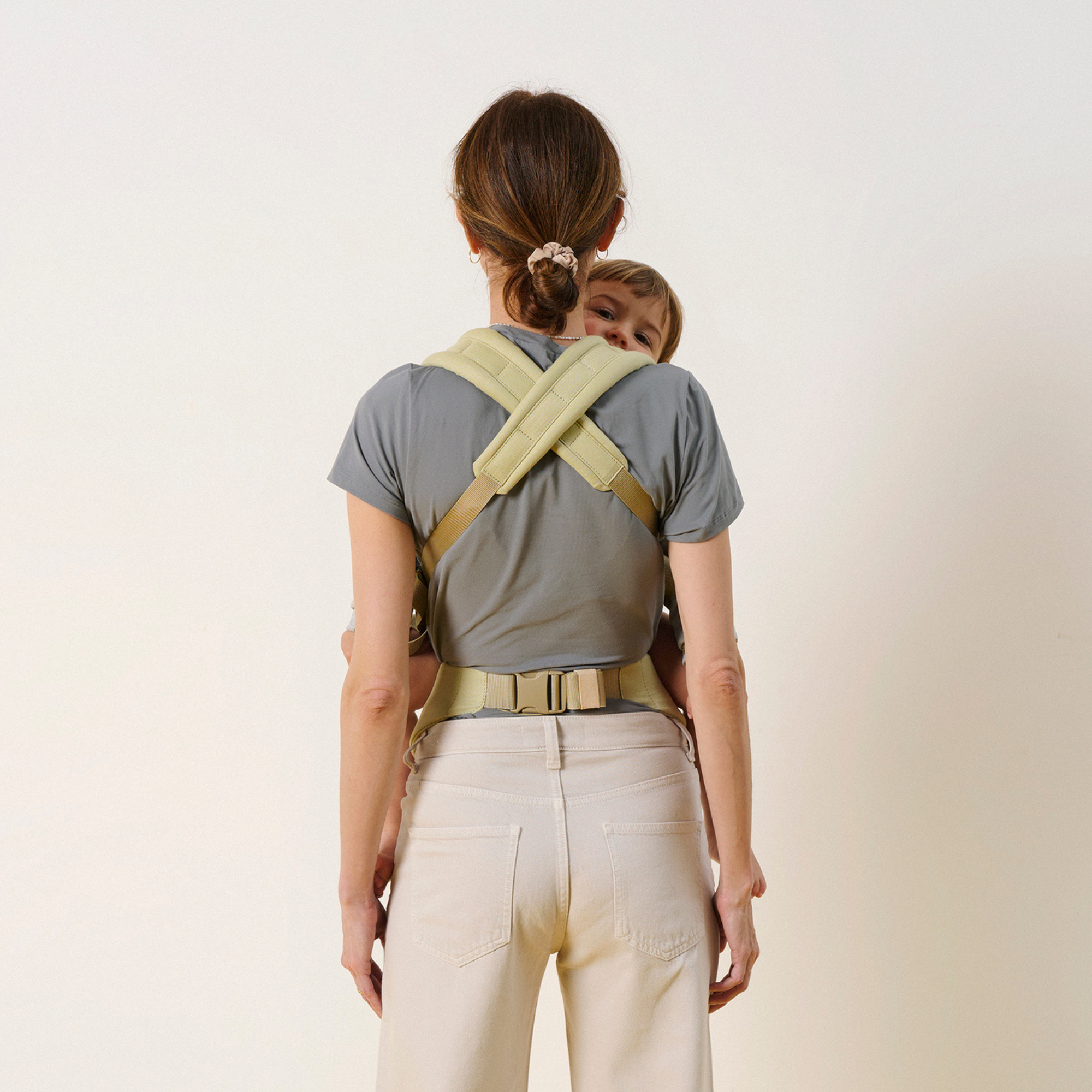 Elysé Csatos hordozó (Tea) hátulról elől hordozáskor