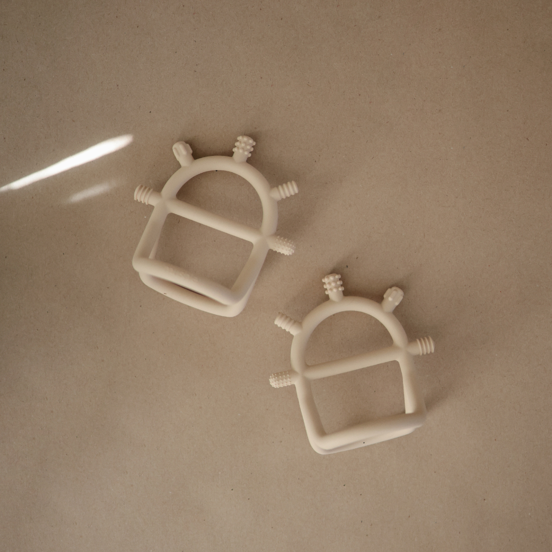 Mushie kézre húzható rágóka - mikrobi