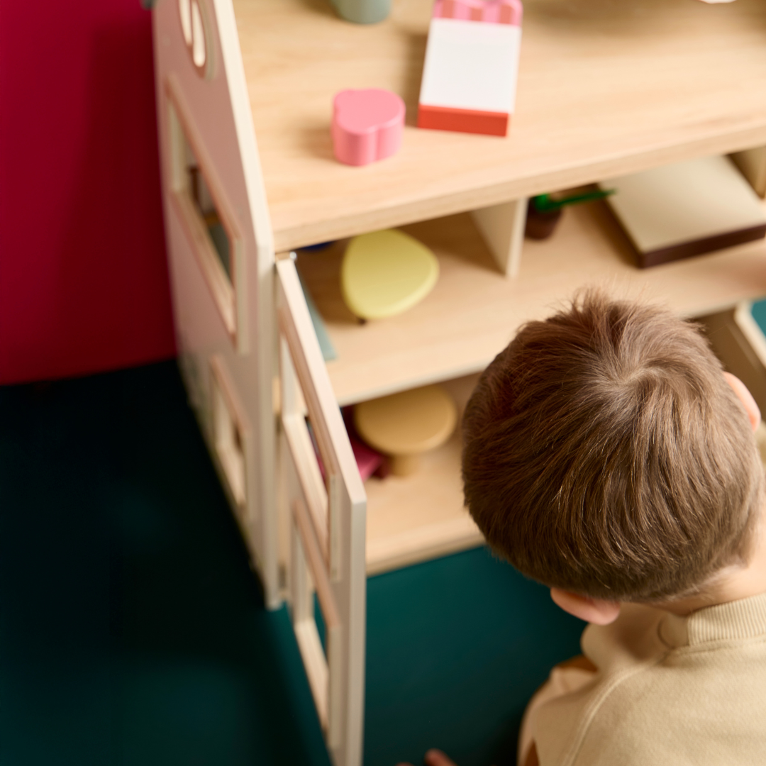 Emeletes babaház bútorokkal