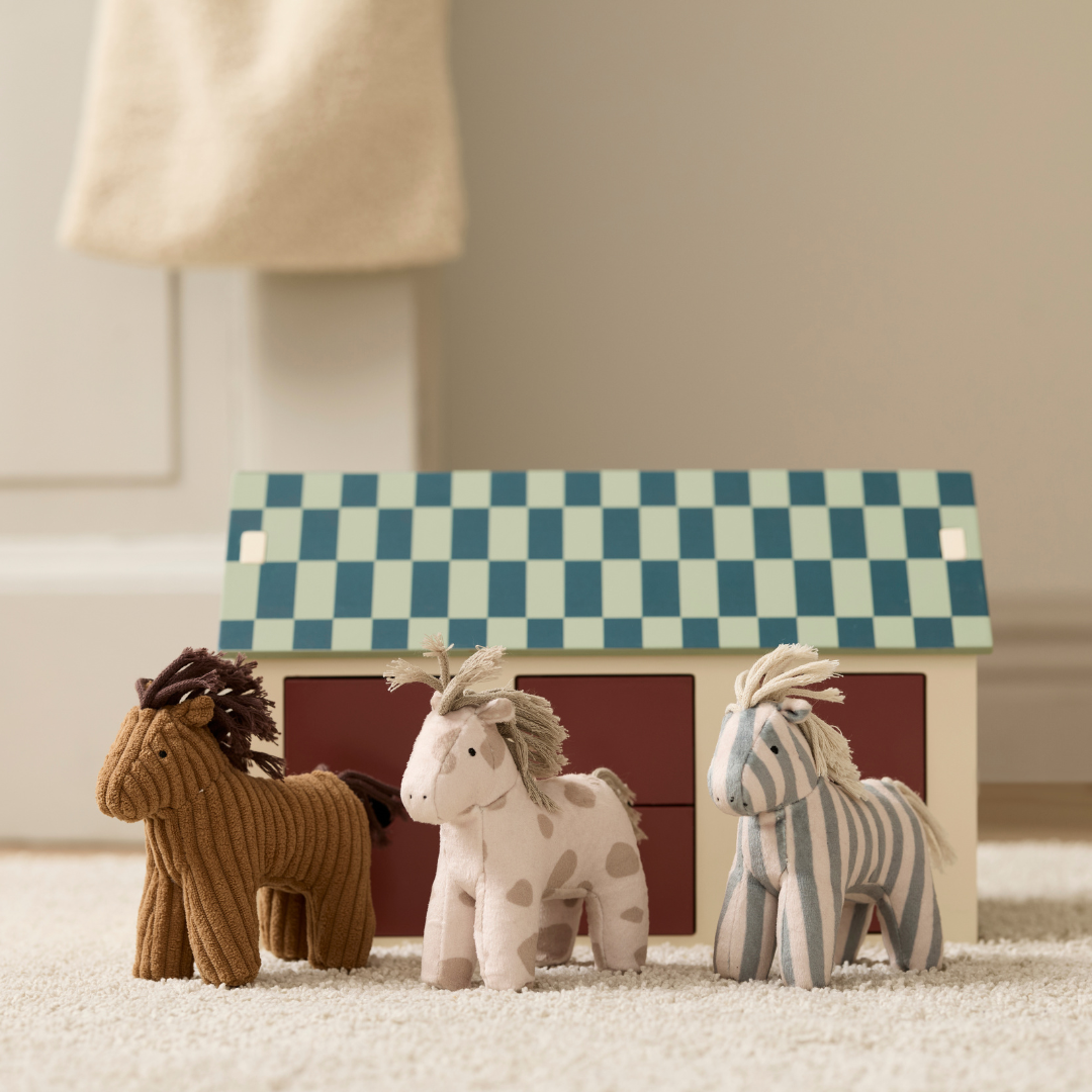 Kid's Concept istálló lovakkal kisgyerekeknek