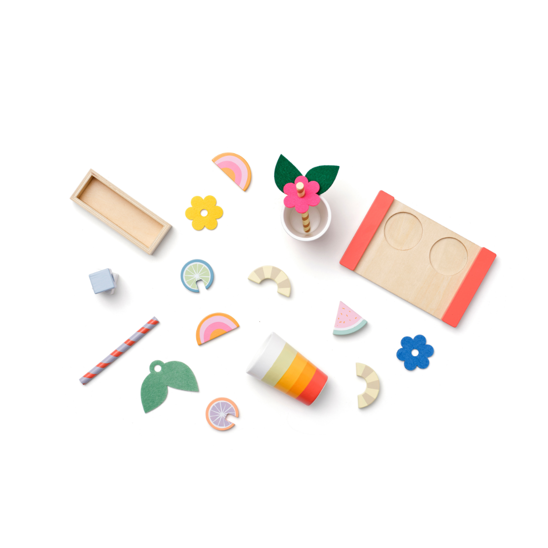 Kid’s Concept fa gyümölcsital készítő szett: színes poharak, tálca és fa tárolóedény