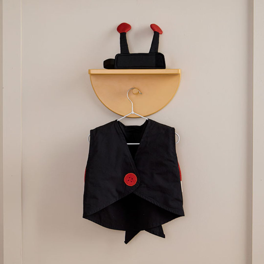 Gyerek katica jelmez piros pöttyös szárnyakkal és antennás fejpánttal