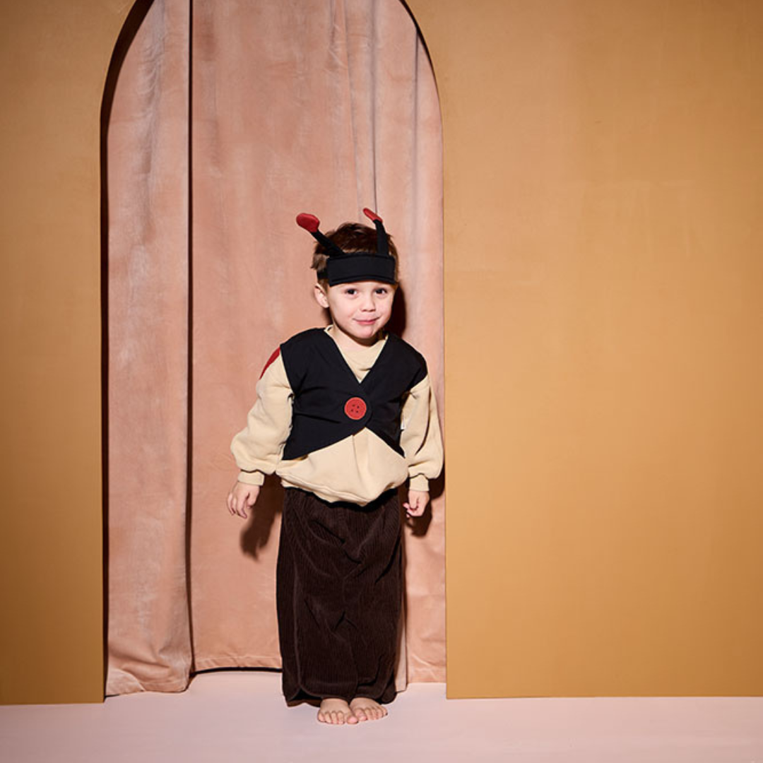 Gyerek katica jelmez piros pöttyös szárnyakkal és antennás fejpánttal