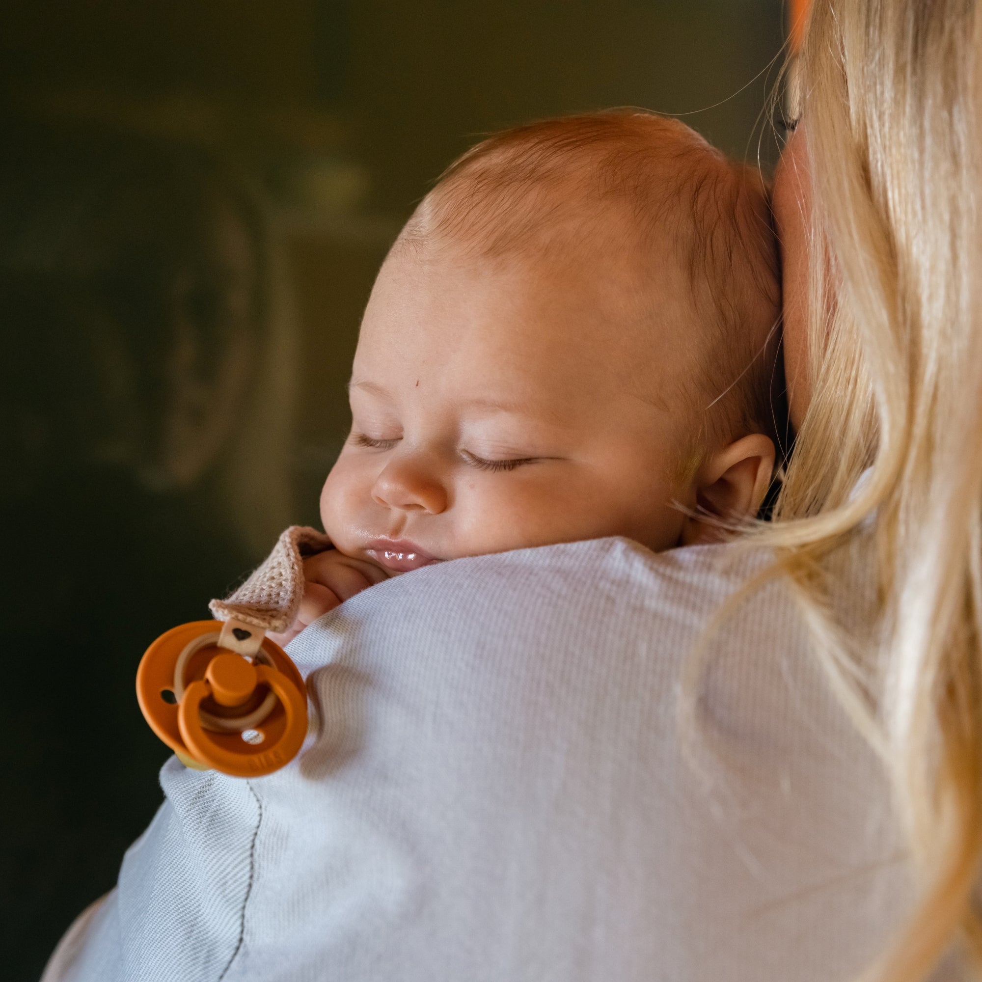 Kisbaba anyukája vállán alszik - BIBS Colour cumi cumilánccal - pippadu