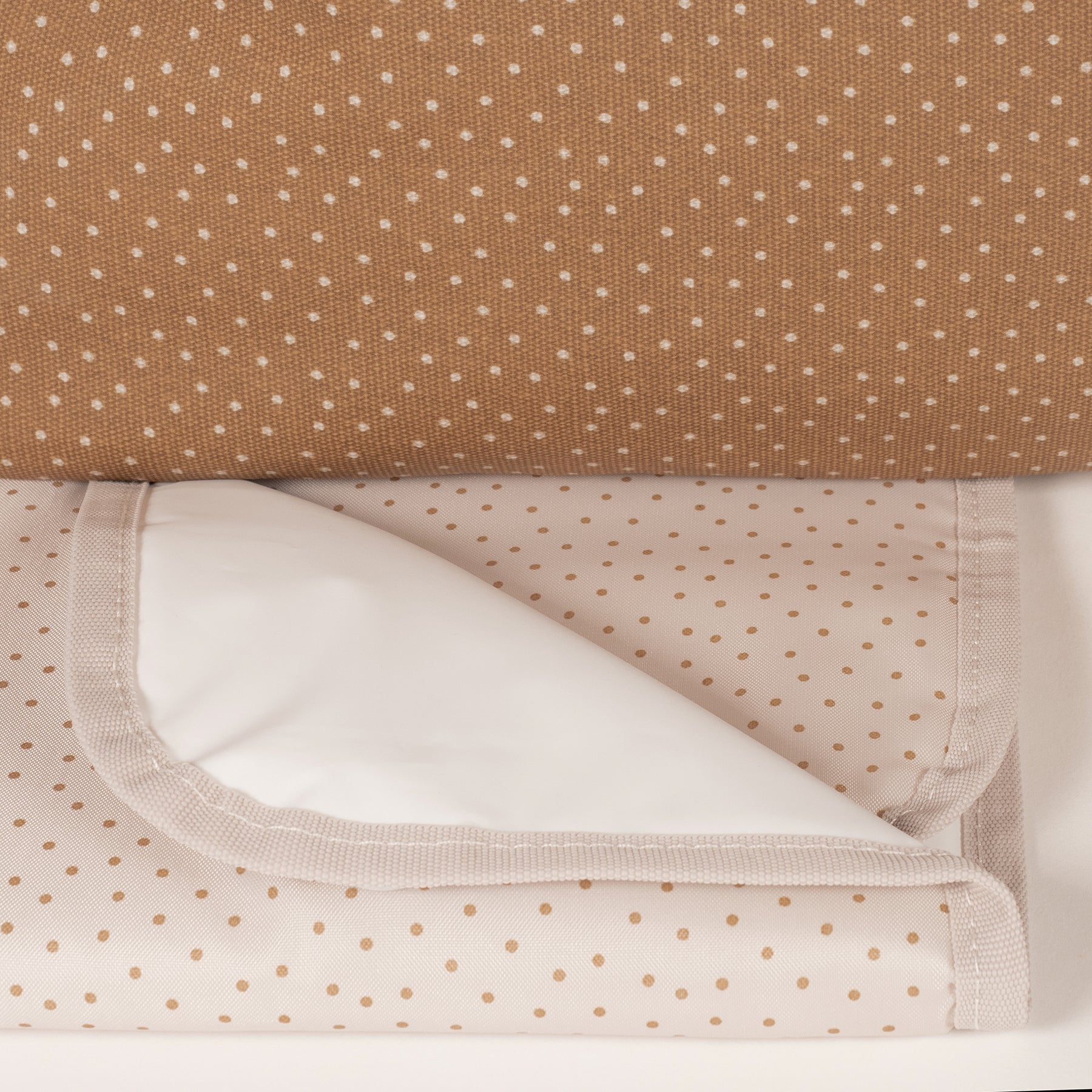 Pelenkázó táska - Pöttyös fahéj színben pelenkázó alátéttel