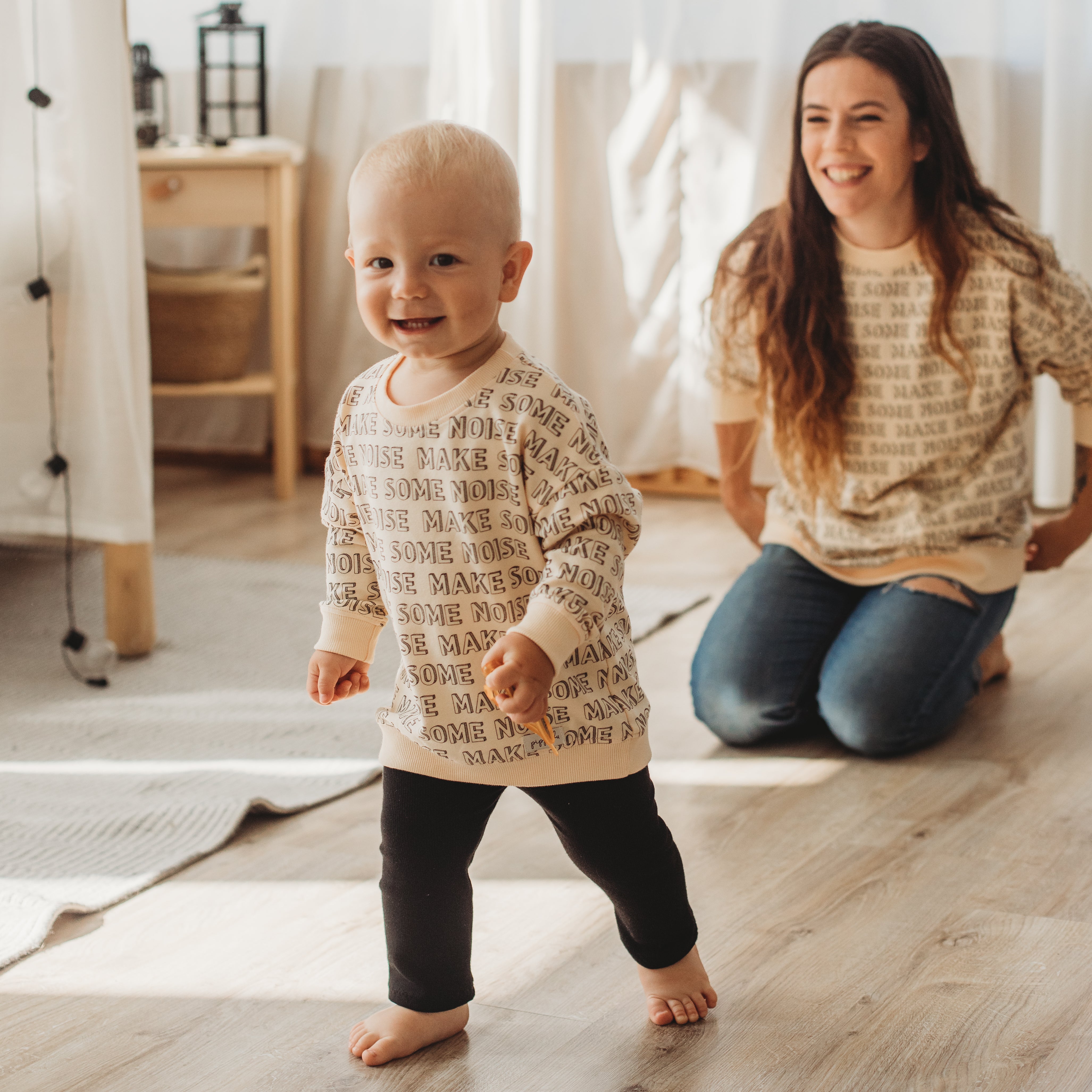 Anyuka mosolyogva néz a kisfiára közös pulóver szettben - pippadu