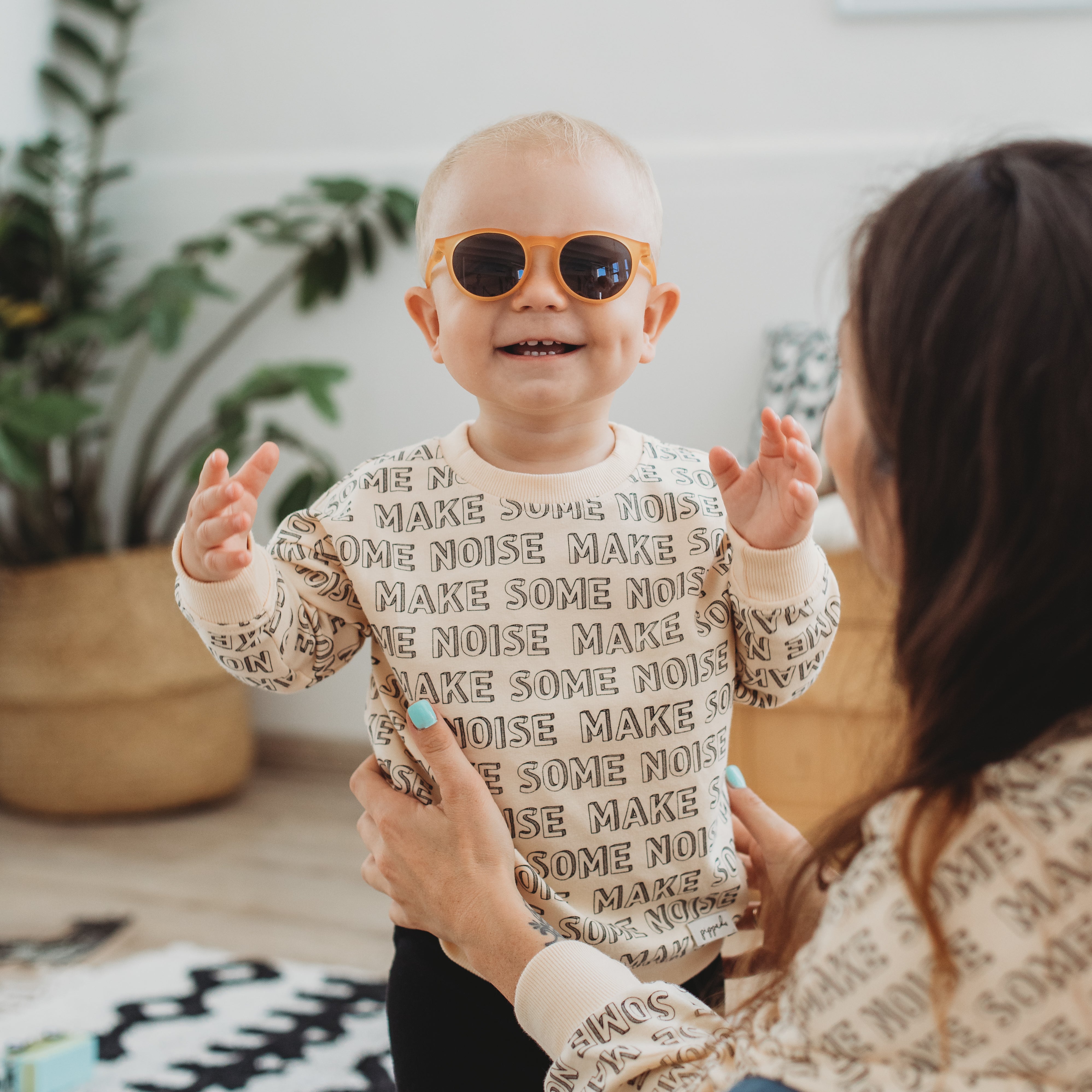 Kisfiú napszemüvegben egyedi pippadu pulóverben mosolyog a kamerába - pippadu