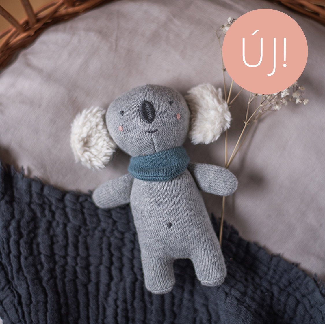 Pippadu plüss csörgő koala kék sállal - puha ajándék kisbabáknak