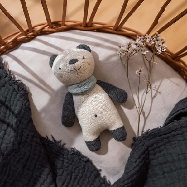 Organikus pamutból készült mosolygós panda csörgő bölcsőben - Pipppadu - újszülött ajándék