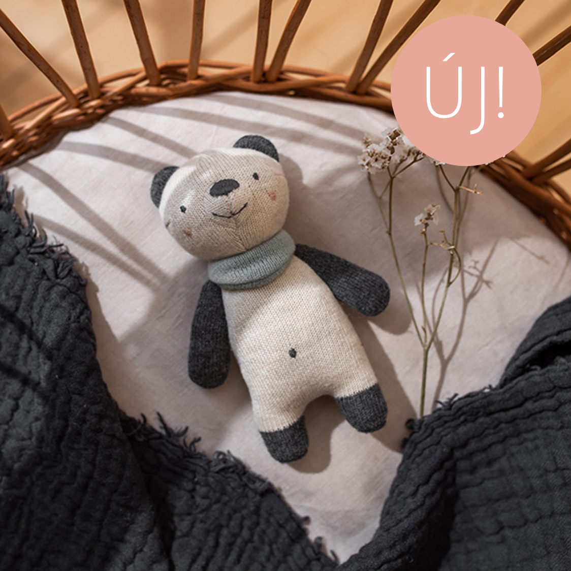 Plüss csörgő panda világoskék sállal - Pippadu