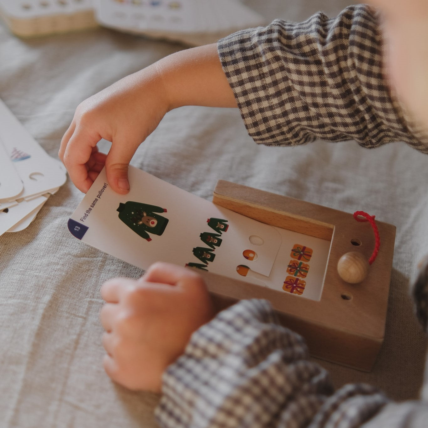 Puncho fa fejlesztő játék gyerekeknek különböző mintákkal, formákkal