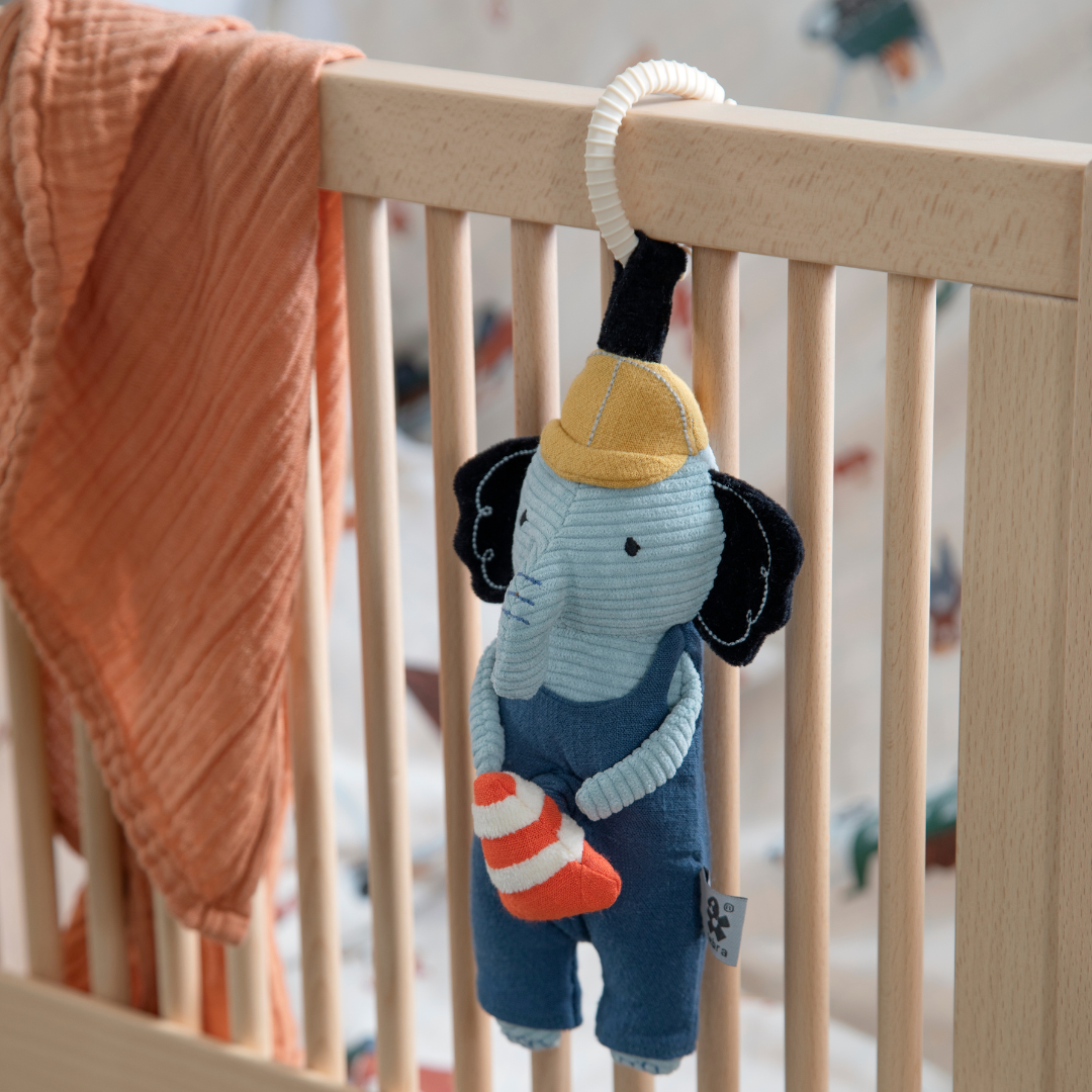 Kiságyra rögzíthető zenélő játék - Kedves babaváró ajándék a Sebra márkától - pippadu