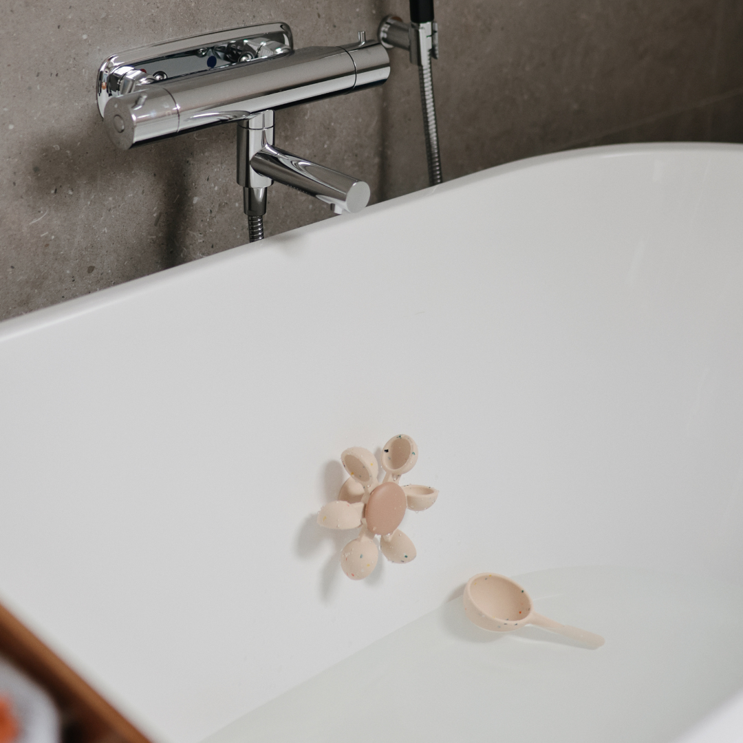 Fürdőkád oldalára rögzített Mushie vízkerék fürdőjáték