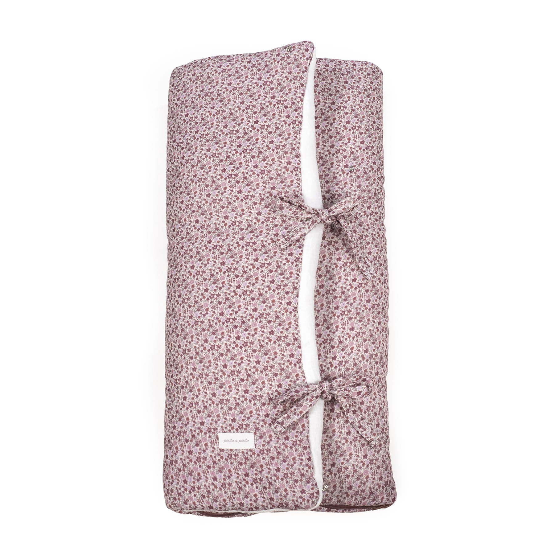 Összehajtott, masnival rögzített puha babafészek virág mintával kisbabáknak