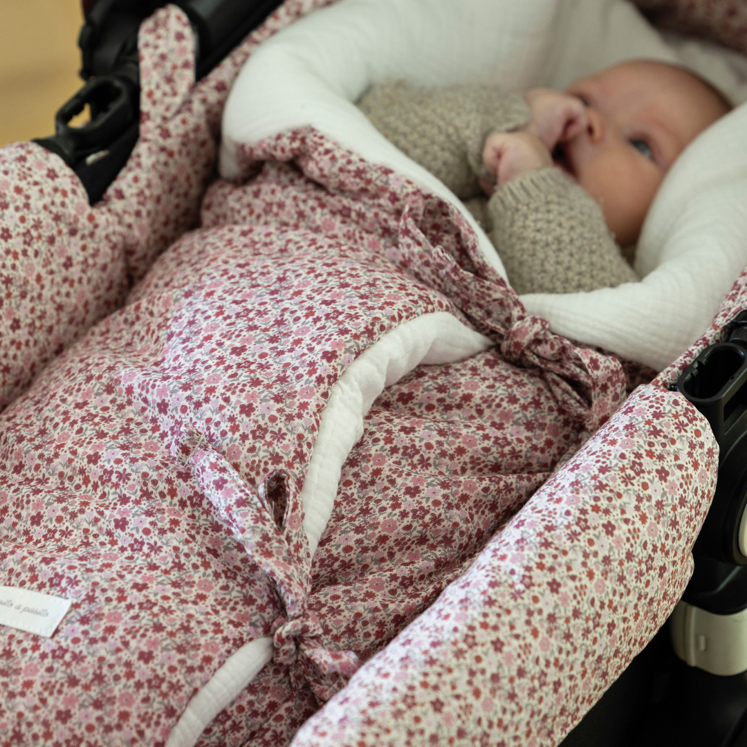 Masnis záródású babafészek és takaró virág mintával a Pasito a Pasito márkától: akár úton, akár otthon tökéletes választás