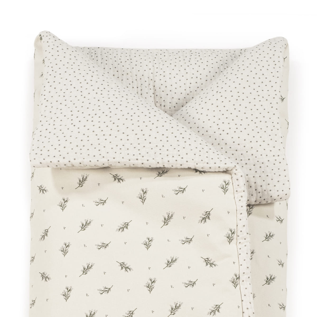 Walking Mum babafészek közelről – praktikus boríték záródás tépőzárral, könnyen használható a baba melegének biztosításához