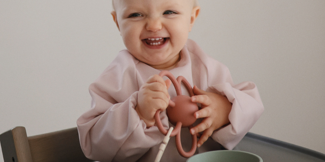 Mushie belebújós előke - púderrózsaszín