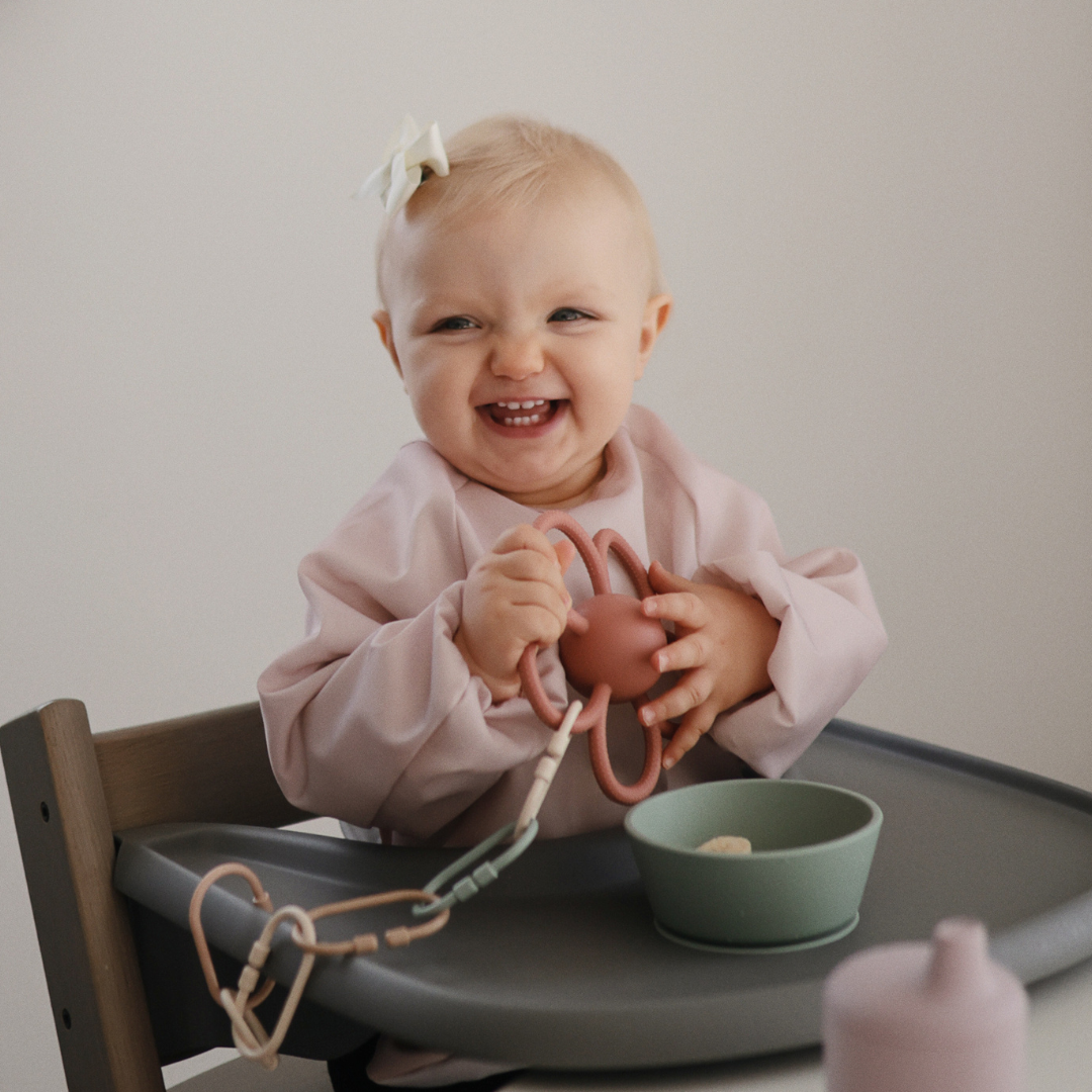 Mushie belebújós előke - púderrózsaszín