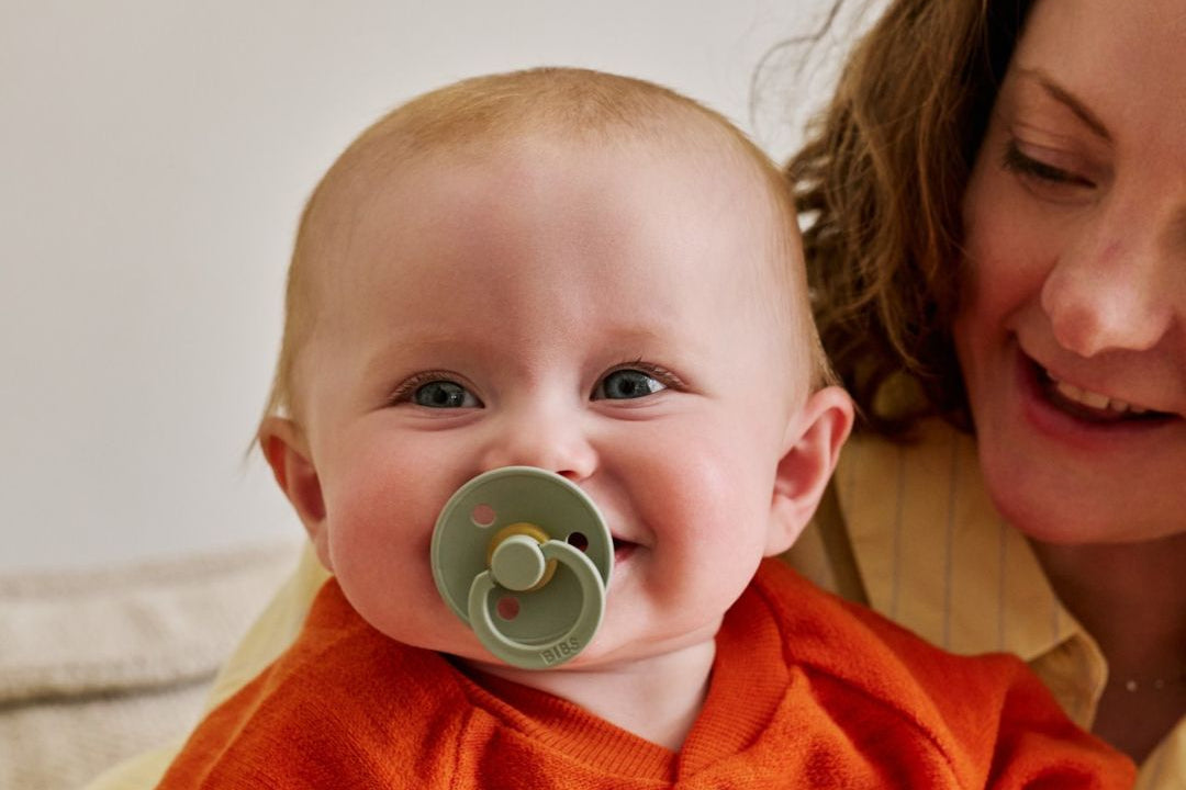 Kisbaba szájában BIBS Colour cumi, fenyőzöld színben - megbízható minőség
