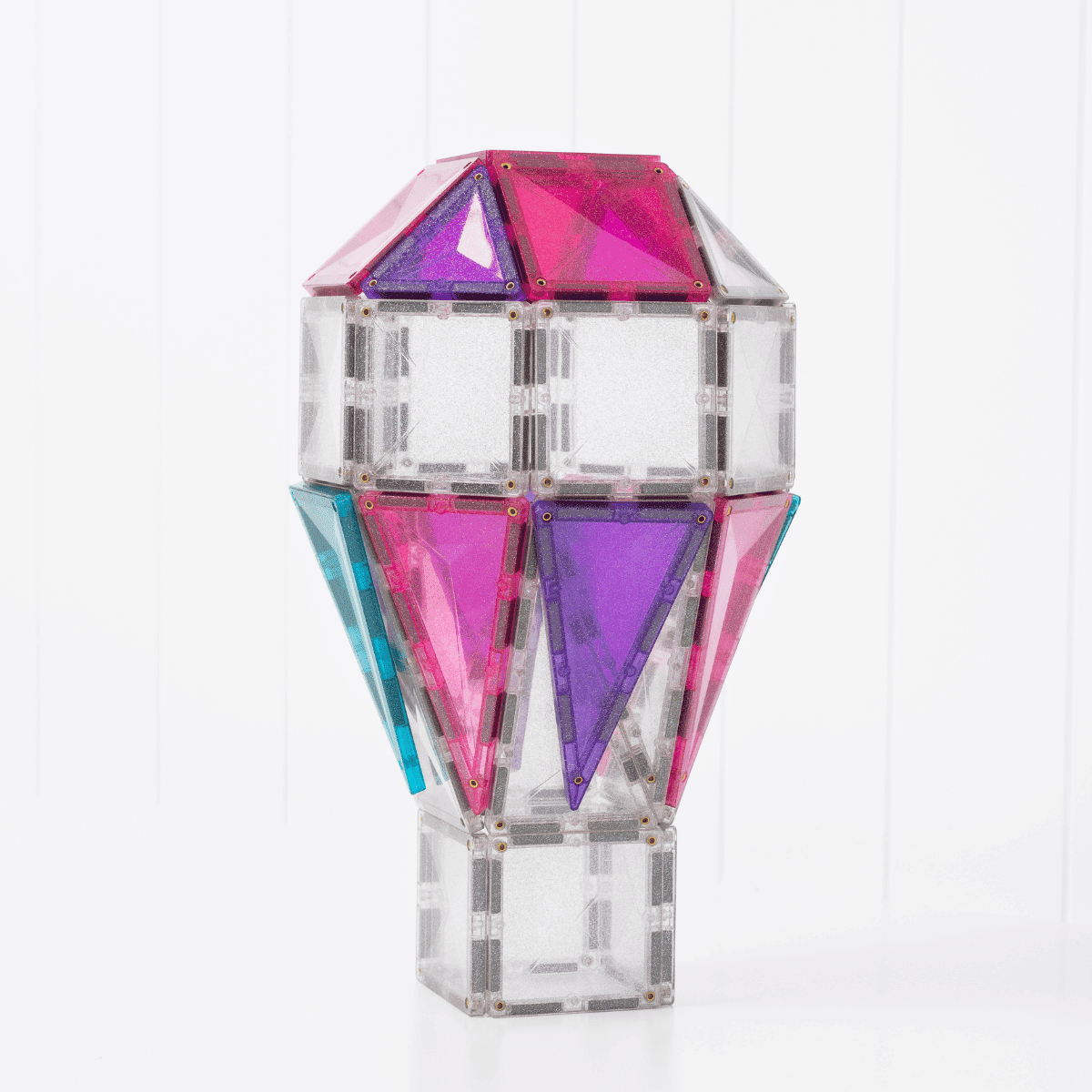 Színes CONNETIX csillámos elemekből összeállított hőlégballon építmény