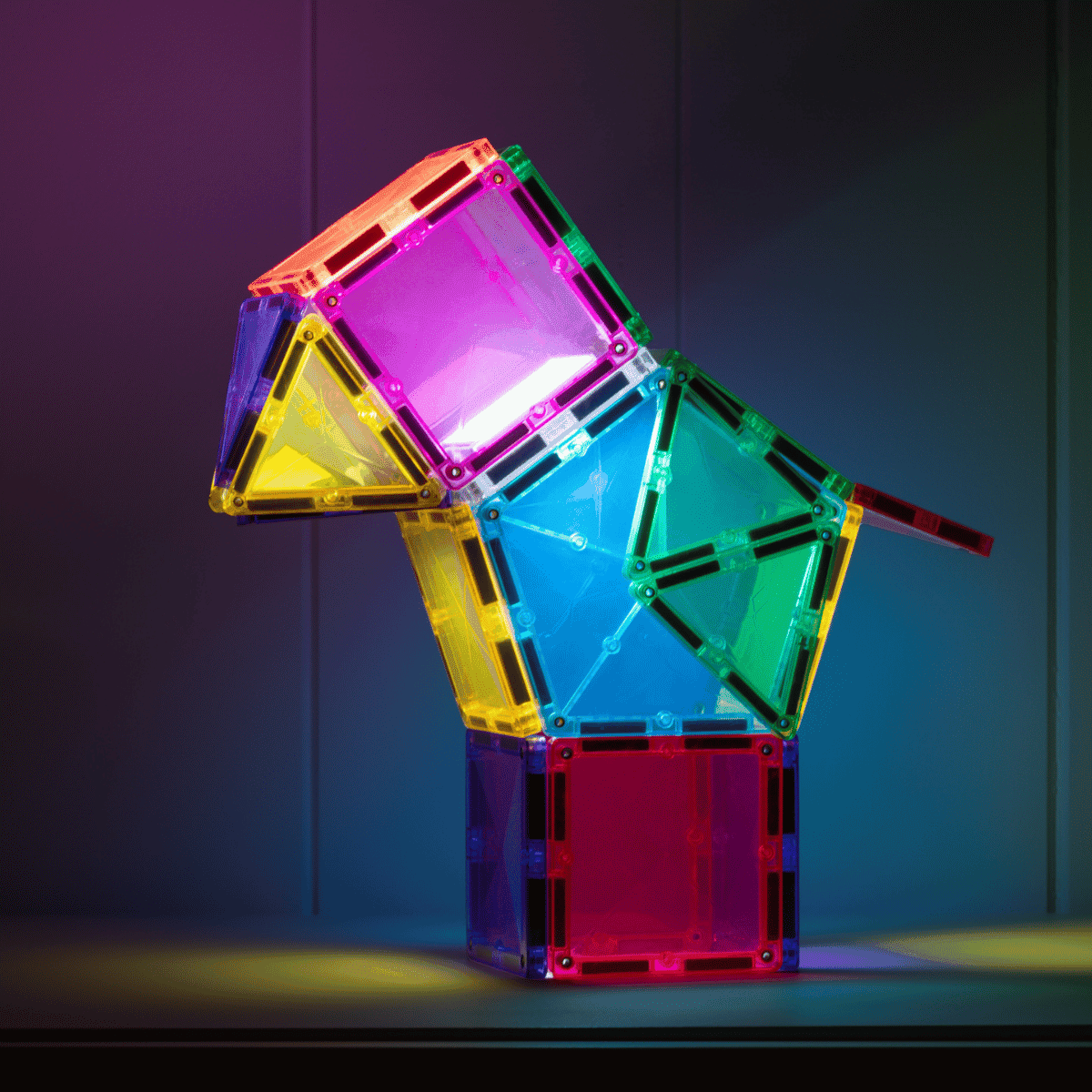 Fényben úszó madárforma építmény CONNETIX világítós elemekből