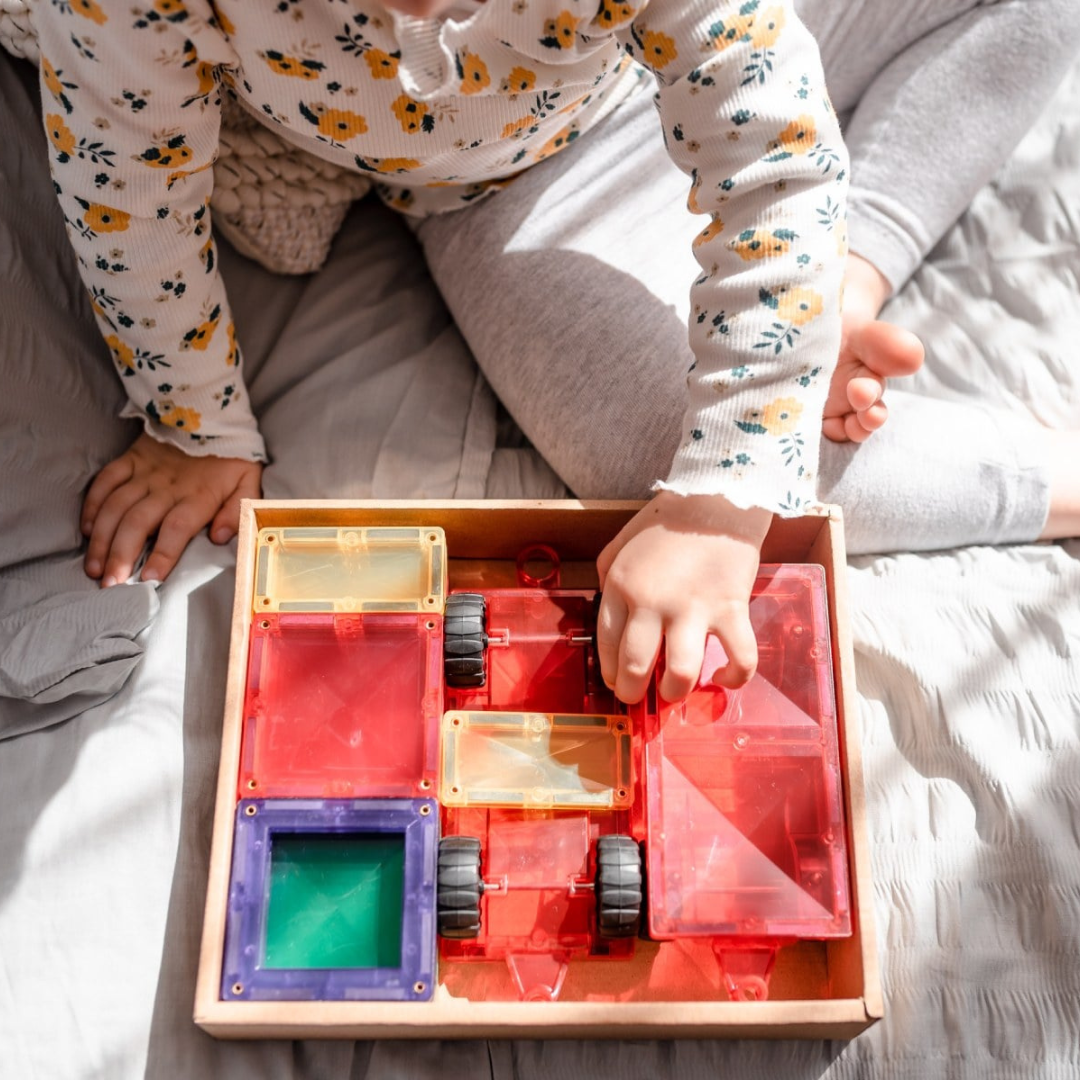 CONNETIX Motion Pack (szivárvány) mágneses elemek a dobozban, gumis kocsi alapokkal