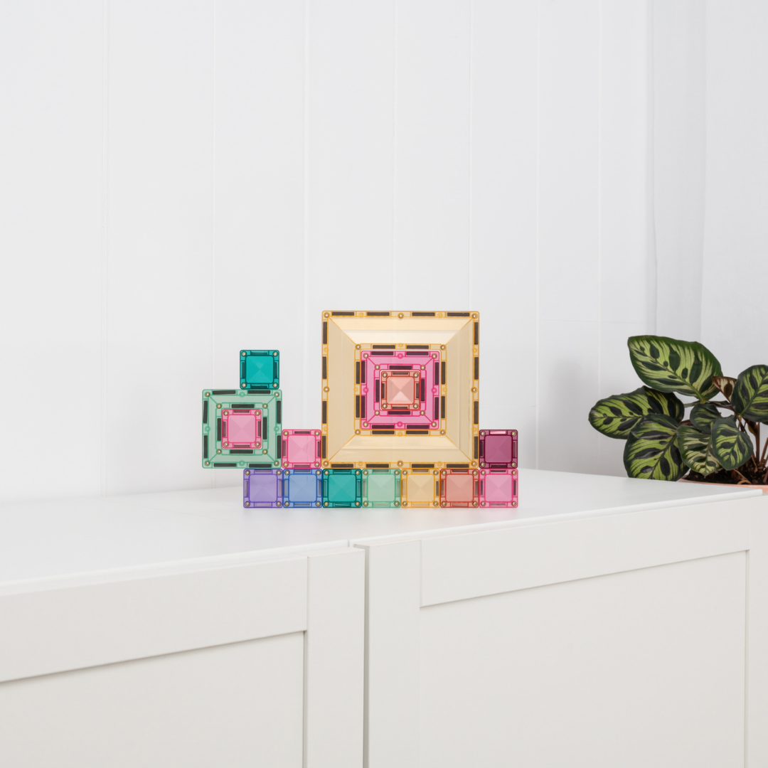 Csiga formájú építmény a Connetix pasztell Portal Pack 48 db mágneses építőjáték elemeiből.