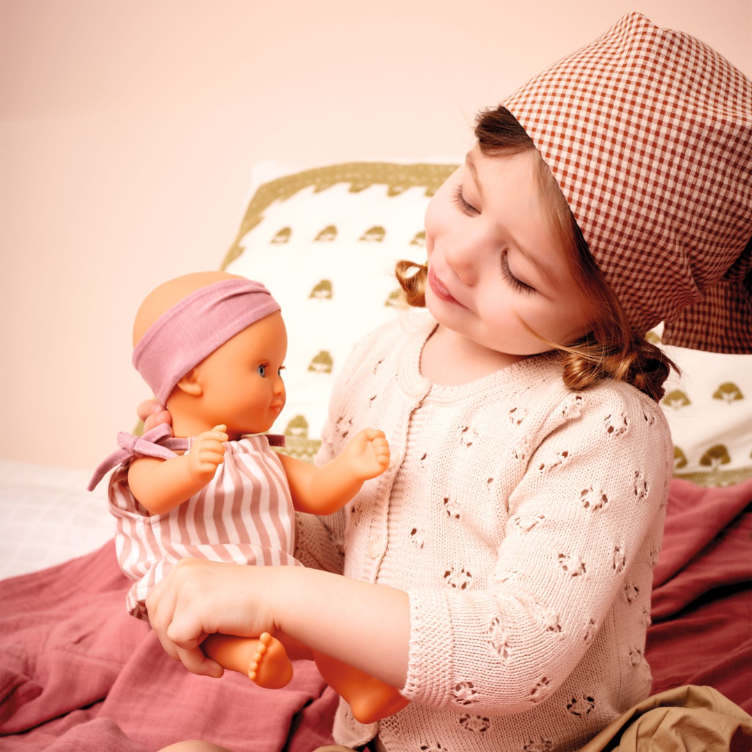 Djeco fürdethető és alvós játékbaba Szilva - ruhával és alsóneművel