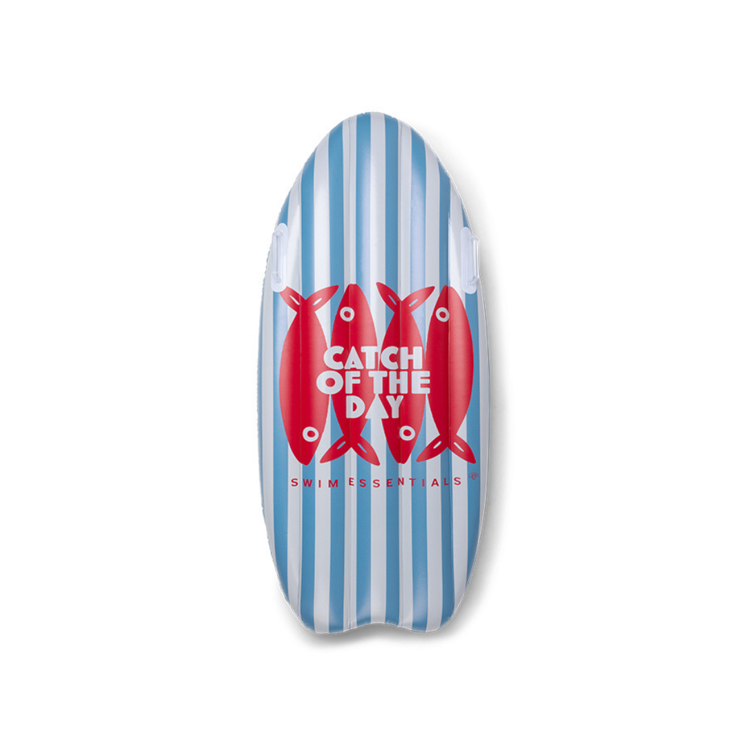 Felülnézeti fotó a Swim Essentials kék-fehér csíkos "Catch of the Day" szörfdeszkájáról.