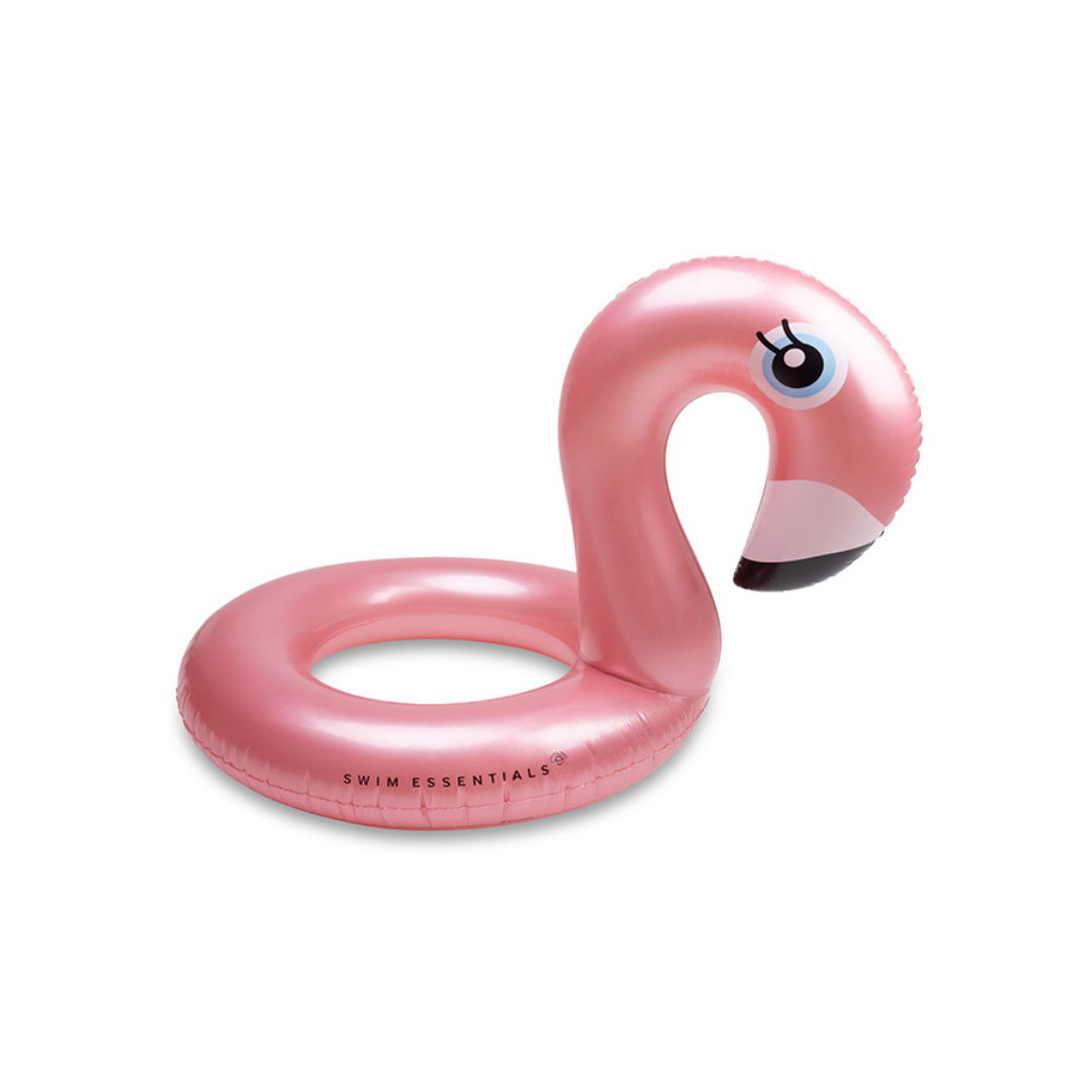 Swim Essentials 95 cm átmérőjű rose gold metálos fényű flamingó úszógumi fehér háttér előtt.