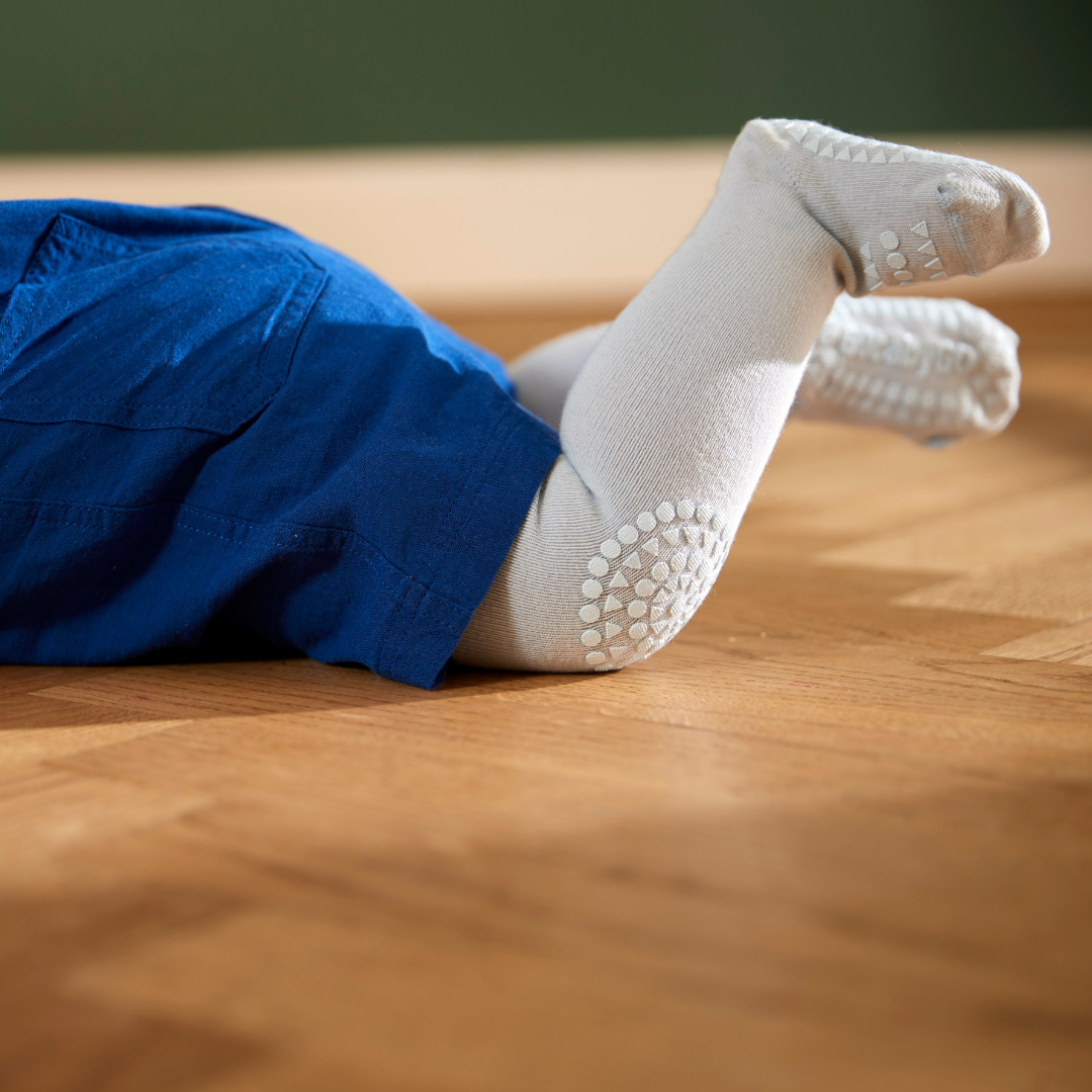 Csúszásgátlós harisnyanadrág krémfehér színben - kislány mászik a földön harisnyanadrágban