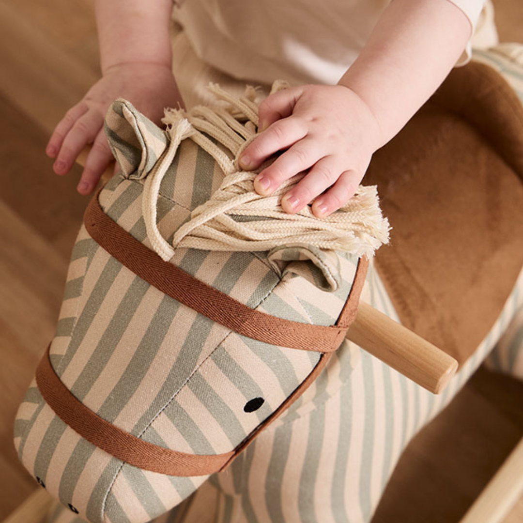 Kid's Concept Sam hintaló részlete a stabil fa fogantyúval és a textil sörénnyel – biztonságos fejlesztő játék