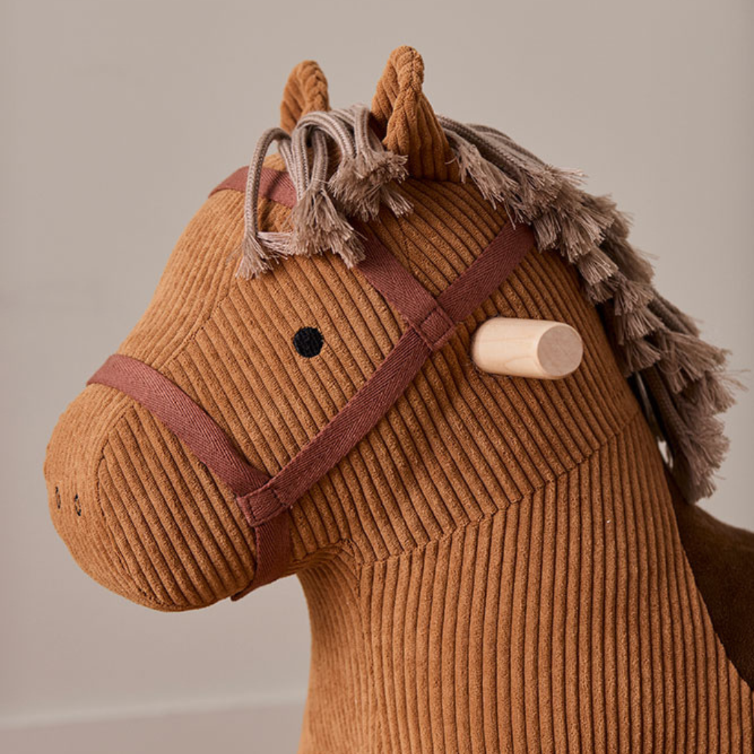 A Kid's Concept Vera barna kordbársony hintaló feje profilból, skandináv stílusú prémium fejlesztő játék