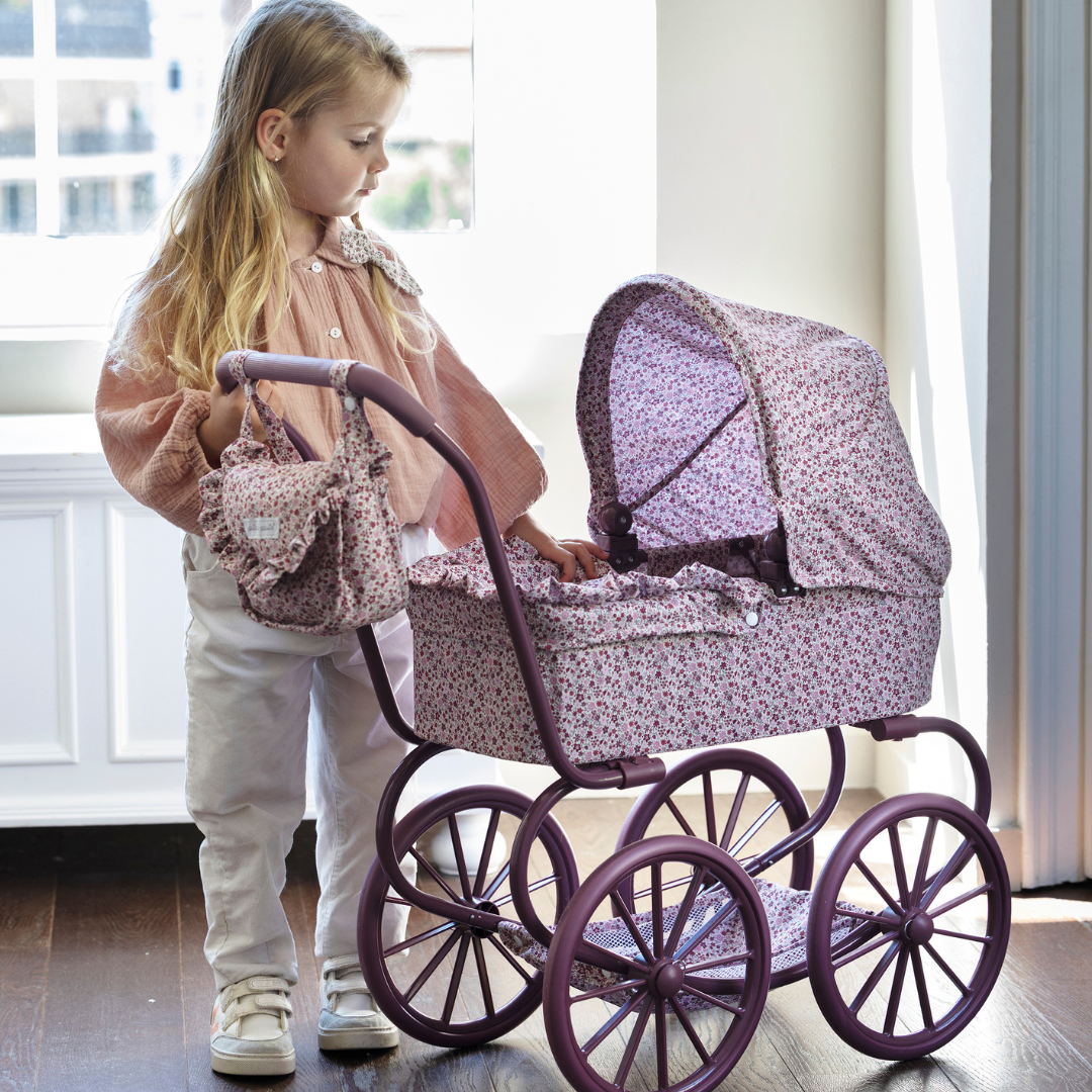 Virág mintás klasszikus játék babakocsi, hozzá illő, fodros válltáskával - tökéletes ajándék kislányoknak