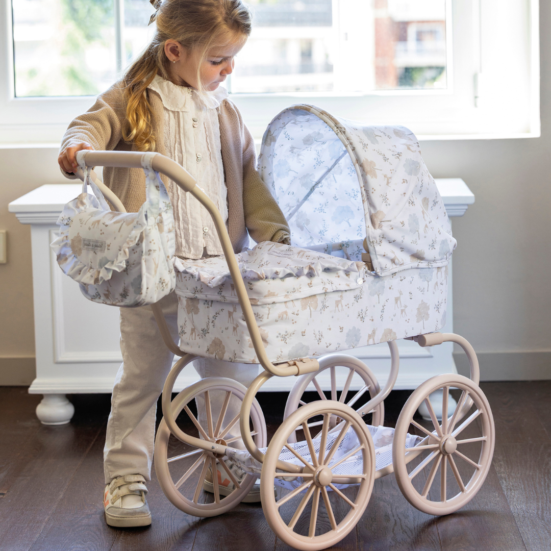 Vintage, klasszikus játék babakocsi lehajtható kupolával, hozzá illő válltáskával, őzike és erdei mintával