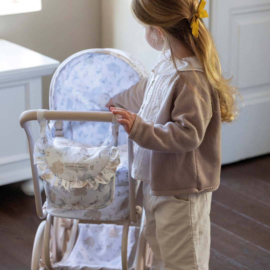 Kislány vintage játék babakocsival, amihez hozzá illő válltáska is jár