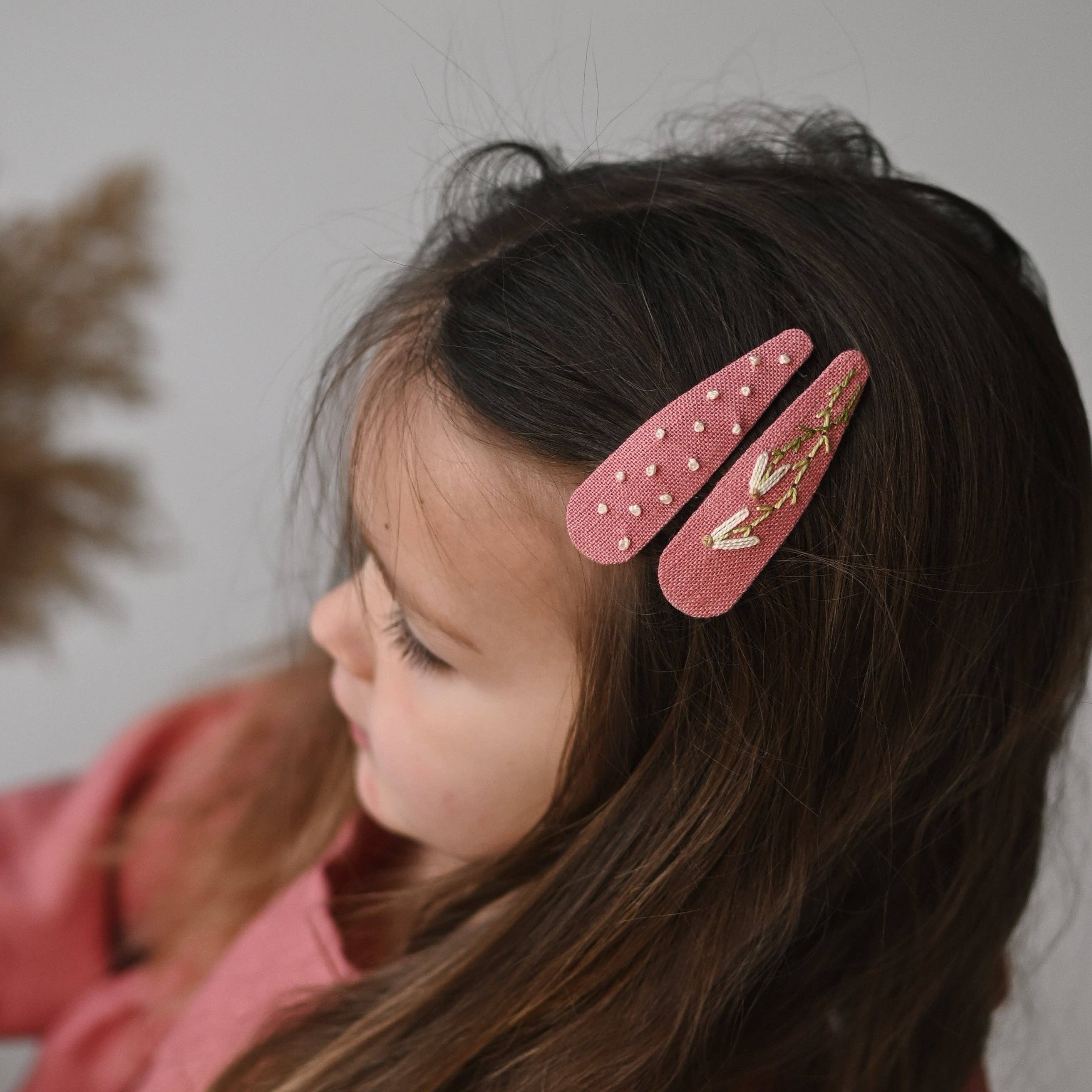 Lanika Aterlier pöttyös és virágos hacsjat kézzel hímzett mintákkal rózsaszín alapon